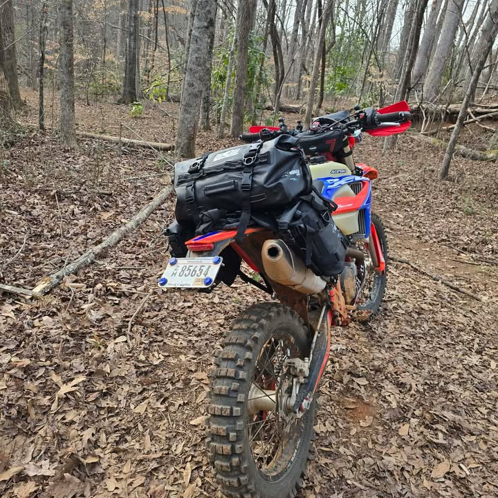 nomad moto 50L rackless fitted to a beta